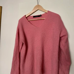 Stickad tröja - En rosa stickad tröja från Vera Moda. Älskar den men säljer pågrund av att den inte är min stil längre:( Bra skick.