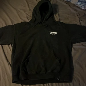 Vintage Supply hoodie - En Vintage Supply hoodie som är nästan helt o använd. nypris 500kr