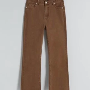 Bershka bruna jeans - Bruna kick flare byxor från bershka använda 1 gång storlek 38 passar dig som är typ 1.55-160cm lång