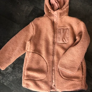Ganmelrosa pilejacka teddyjacka från HM - Helt ny gammelrosa pilejacka teddyjacka från HM. Strl small men passar både större o mindre då den är lite oversize. Frakt tillkommer