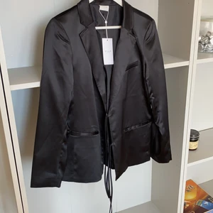 Kavaj - Fin oanvänd kavaj med snörning istället för knappar från vila. Nypris 549 strl M 