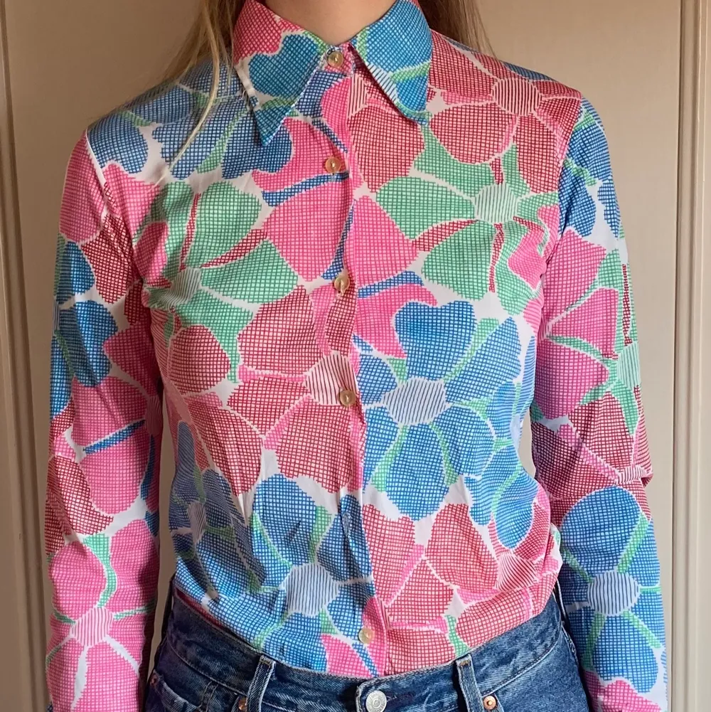 Superfin 70-tals skjorta köpt i Sydfrankrike. Den är i oanvänt skick och livar upp vilken outfit som helst. Fråga gärna om mått! 🌷. Skjortor.