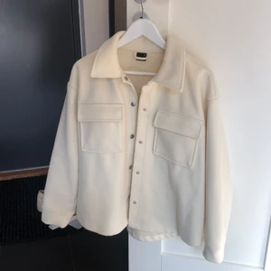 Vår/sommar jacka från Ginatricot  - Bekväm oversized vår och sommarjacka från Ginatricot. Storlek XS. Sitter jättefint. Knappt använd. Säljes för 100kr + 66kr spårbar frakt. Totalt 166kr 