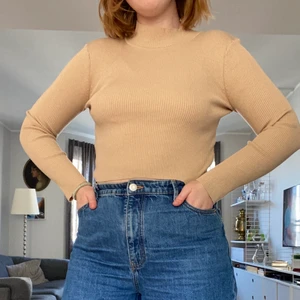 Beige polotröja  - Reflad polotröja, passar inte lika bra i garderoben längre. Kan mötas upp eller leverera (frakt ingår inte)