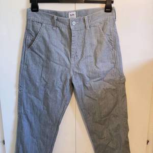Jeans från Lee, köpte på carlings, använda 2 gånger, nypris 600kr. Storlek 29/32. Frakten kan bli billigare/dyrare beroende på vikten:)