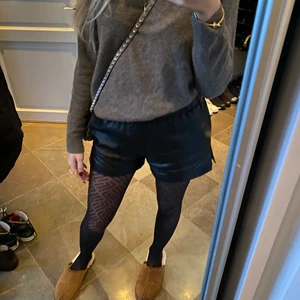 Skinn shorts - Säljer dessa snygga skinn shorts!! Svarta med resor i midjan! Knappt använda och passar XS-M. Jag är 170 och dem är inte för korta på mig😘 Köparen står för frakten 