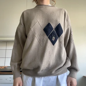 sweatshirt  - stickad sweatshirt med broderad golfbag. sitter fint på mig som är xs/s men den funkar nog bra på en storlek större också