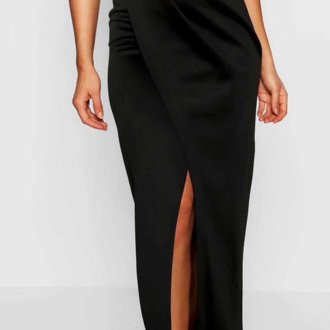 Svart klänning med slits  - 90