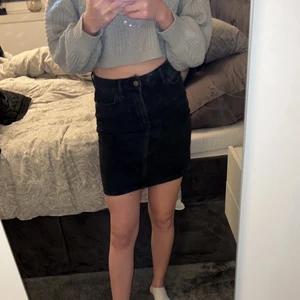 Grå/svart jeanskjol, storlek 34 - Använd några få gånger så som ny, pris går att diskutera och frakten diskuteras med tiden 