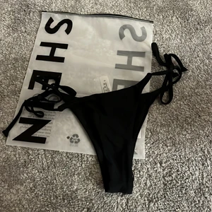 Bikiniunderdel - Svart bikiniunderdel från shein. Tyvärr för liten för mig. Endast provad så helt ny. Storlek S