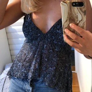 Zara topp - Säljer denhär populära toppen som är slutsåld på hemsidan. Den är lika snygg som klänningen från samma kollektion!! Storleken är M men skulle säga att den passar S väldigt bra också! Köp direkt för 270🧸💗 (nypris är 360)