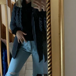 Randig kavaj - mörk blå kavaj/blazer med vita ränder som endast är använd några enstaka gånger, den har ett snöre som man kan knyta runt eller knyta ihop där bak (se sista bilden). 