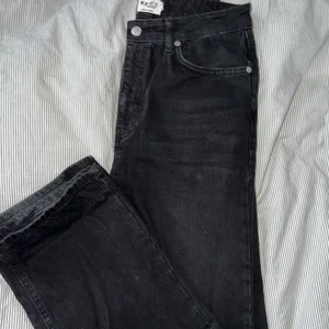 Svarta Jeans  - Ett par svarta jeans med ett hål på vänster knä. Rak i modellen, och i storlek 38! Jeans är från NAKD, och sitter bra på. Säljer pga att dem är för långa mig på (är själv 162 cm) 🤍 Köparen står för frakten! 