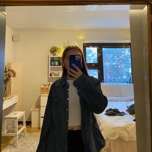 Jeansskjorta med ljusa ränder  - Plagget är ifrån Guess. Strl XL, men skulle uppskatta mer mot M. Jag har S och den sitter lite oversize på mig. Superskönt och perfekt för att skapa lager!  FRAKTEN ÄR INBAKAD I PRISET 