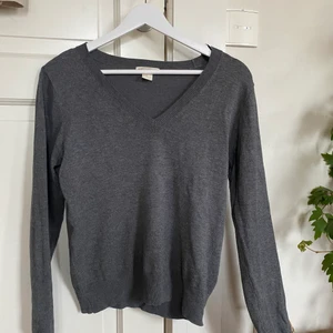 Tröja - Mörkgrå skön v-ringad tröja från hm