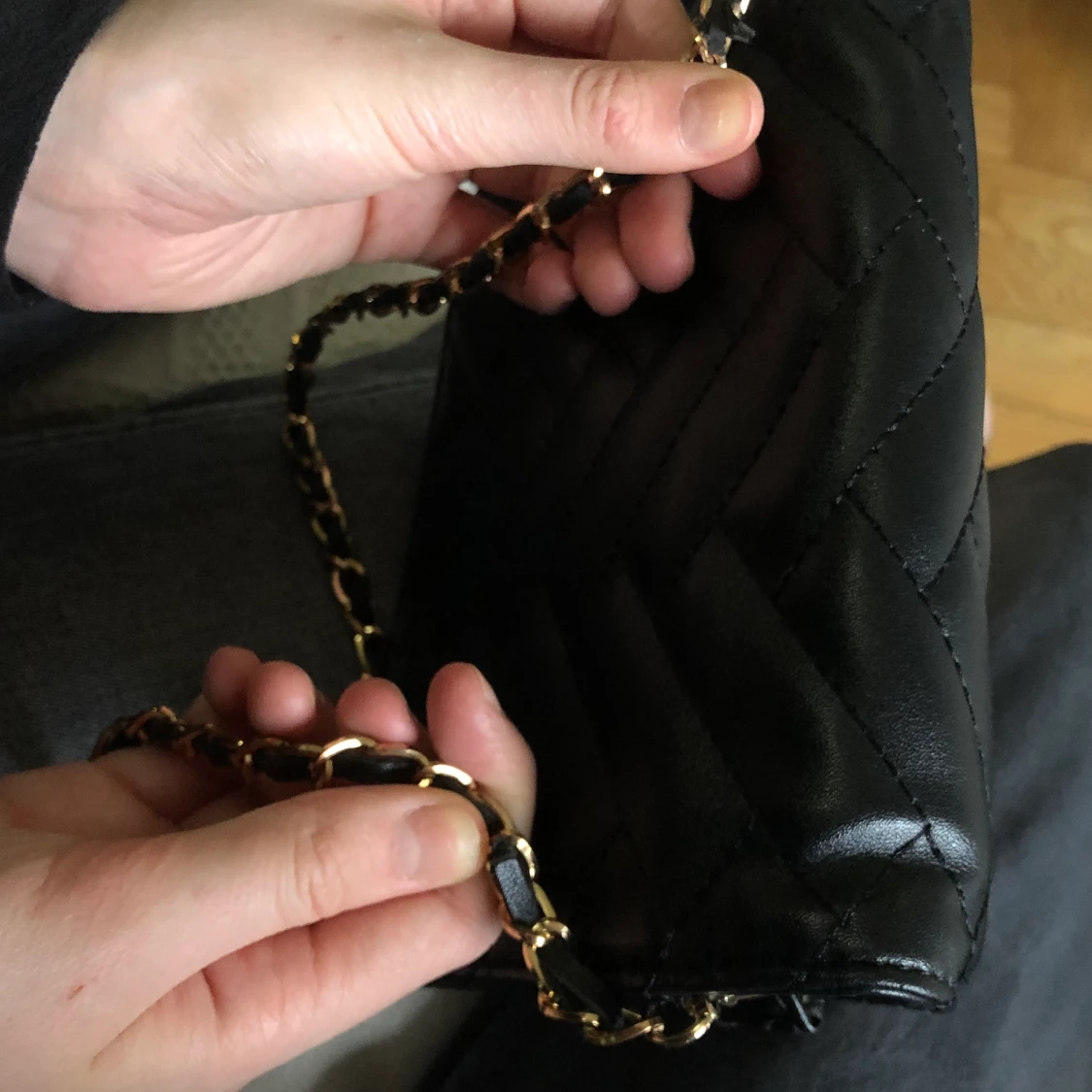 Svart väska med gulddetalj  - 91