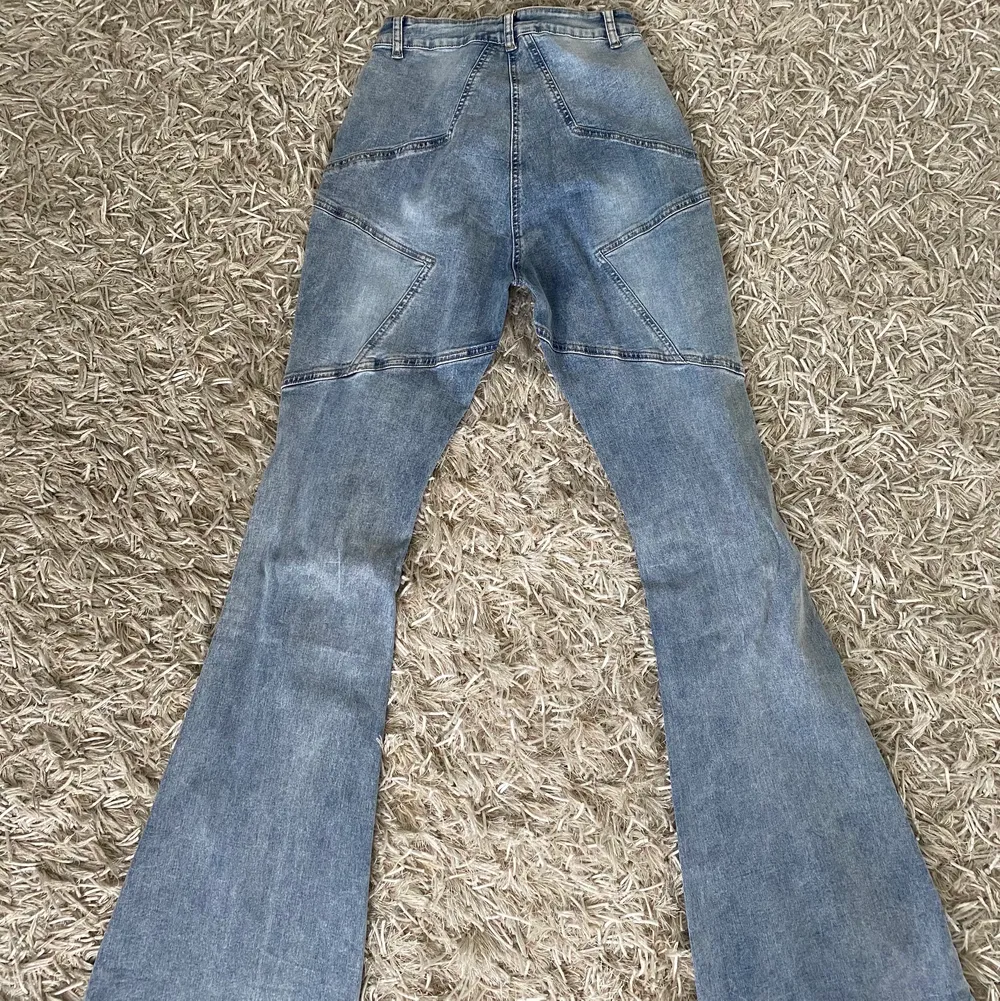 Långa bootcut jeans men stjärna på rumpan, högre midja . Jeans & Byxor.