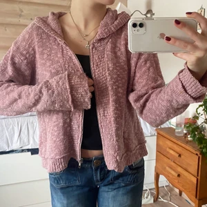 Kofta - Så najs smutsrosa kofta med långa ärmar, luva och dragkedja💕🌷