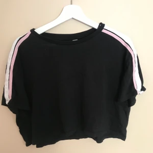 Magtröja  - Basic magtröja från hm NOTERA små hål (visas på andra bilden). Skriv i DM eller kommentarerna ifall ni har några frågor. Frakten kollar jag upp om så önskas, pälsdjur finns i hemmet.