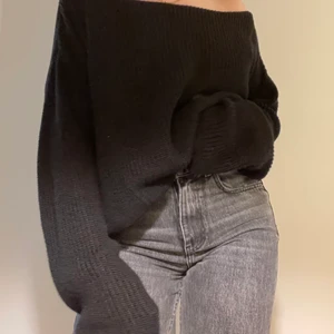 Stickad  - Väldigt overzied svart stickad off shoulder tröja! Från Nakd storlek S❤️ Säljs inte längre! 