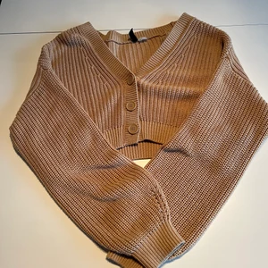 Brun/beige stickad kofta  - En jättefin brunbeige stickad kofta i strl M (sitter lite oversized) 