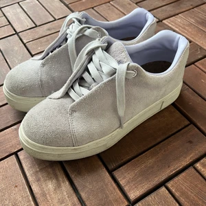 Unika och snygga eytys! - Ljuslila/grå eytys i storlek 38. Så fina och i bra skick! Köptes på nk i Göteborg i somrars och sparsamt använda, kvitto finns kvar💕kan frakta eller mötas i Stockholm 