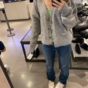 Lågmidjade Levis jeans 👖  - Levis bootcut jeans, lågmidjade i storlek 25/32. Sköna jeans som sitter bra på. Skriv vid intresse. Är många intresserade får man buda i kommentarerna🥰