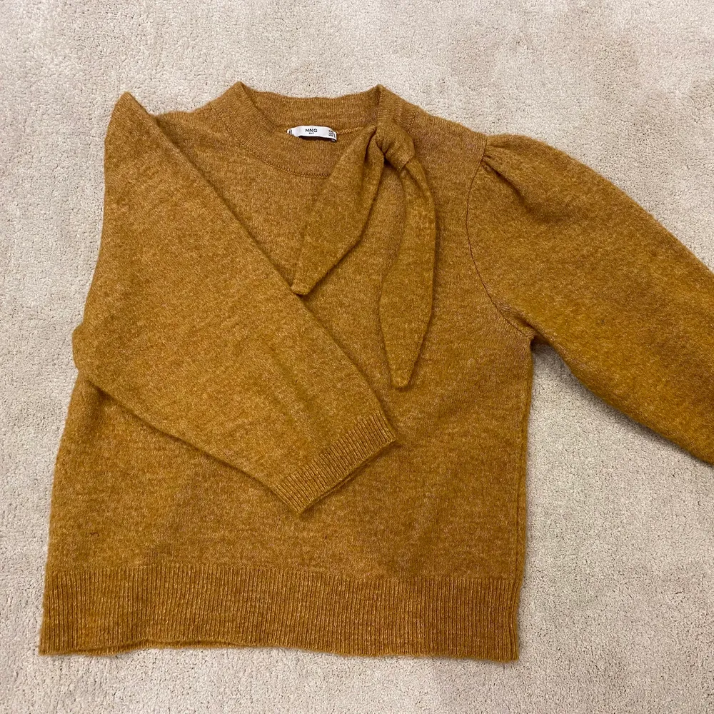 En jätte fin stickad tröja från mango med en Knut vid kragen, jätte bra skick och i storlek L. Stickat.