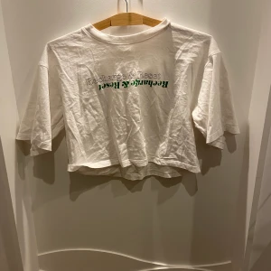 Crop T-shirt  - Cropped t shirt from H&M. Worn once 😊