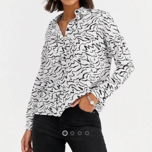 Skjorta - Skjorta med mönster från ASOS i strl 42. Använd ett fåtal gånger.