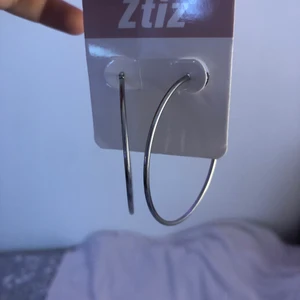 Örhängen  - Ett par hoopörhängen i ”silver”. De är köpta på H&M för ungefär 3 är sedan, de har endast används två gånger. Såklart så decinficeras örhängena innan paketering. Bredden är 5 cm.