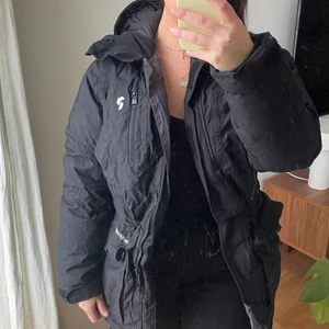 Peak jacka - Älskar denna jackan från Peak, den är jättevarm och skön. Kommer tyvärr inte till användning. Det är dragsko i midjan. En rejäl vinterjacka som är så himla fin. Superbra skick. Djur- och rökfri. 💗