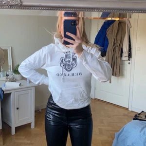 Berazzo  - Säljer denna hoodie jag köpte av en Annan person på plick, används aldrig