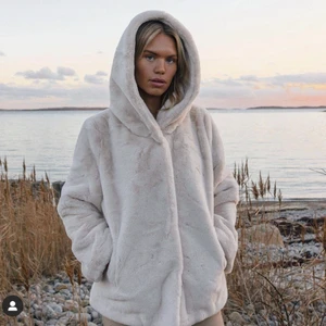 Jacka - Jättefin fluffig jacka knappt använd, passar s/m, spårbar frakt 66kr🥰💕