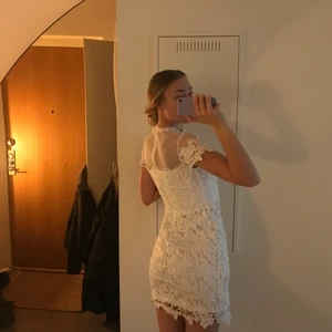 Studentklänning - Säljer min fina studentklänning som är precis som ny💗 använd 1 gång, storlek 36 från nelly!