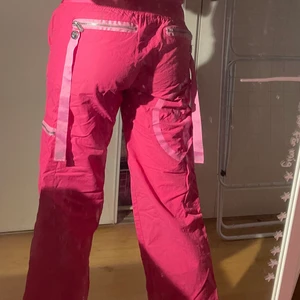 Zumba byxor - Väldigt y2k byxor i typ vind material skitsnygga men alleles för korta på mig jag är 170