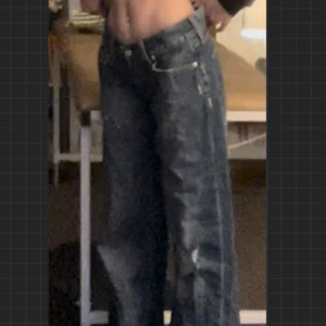 Levis jeans - Kollar intresset på dessa svinsnygga lågmidjade vintage Levis jeans då dom tyvärr är för stora för mig. Står ingen storlek men mått rakt över midjan är runt 42 cm, och innerbensmått runt 72 cm. Jeansen har coola slitningar både på benen och bakfickorna, vilket man kan se på bilderna. Fler bilder går att få vid intresse. Köparen står för frakt, skickar endast spårbart.