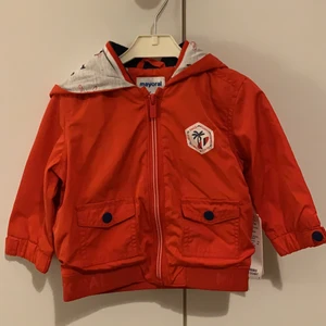 Jacka - Något regntålig jacka m luva och zip. Helt nytt kollektionsprov 