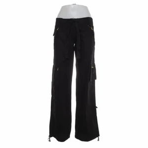 Cargobyxor - Svarta cargobyxor från som tyvärr är för små för mig. Byxorna är lågmidjade och detaljerna är i guld. Midjemåttet: 76 cm 