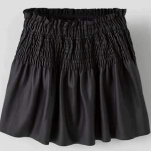 Säljer denna jätte fina skinn kjol från zara💓