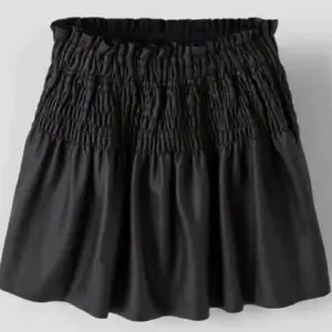 Säljer denna jätte fina skinn kjol från zara💓