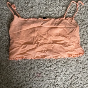 Linne - Storlek M, klippt de i banden så den är kortare. Lite över naveln💕 20kr