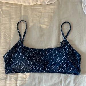 Blå prickig bikinitopp strl M, passar S - Helt ny blå bikinitopp med vita prickar. Aldrig använd, strl M, passar även S. Uttagbara pads och justerbara axelband. Frakt 26kr❣️