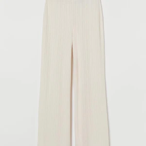 Ribbade vit/beiga byxor  - Säljer nu dessa super sköna byxor eftersom jag aldrig använder de eftersom de är för små för mig tyvärr. Använda ca 3 gånger💕Kan mötas upp eller skicka, men köparen står för frakten