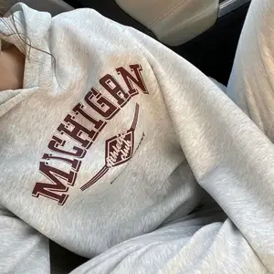 Säljer denna supersnygga hoodie från gina🙌🙌💗