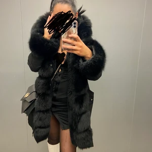 Parka jacka S  - Säljer min fina parka jacka med äkta päls. Den köpt förra året. Nypris 5000kr Storlek s. Jag är 155 cm lång 