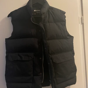 Everest väst  - Västen är i jätte fint skick, bra passform! 