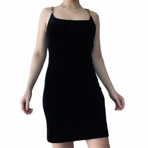 Bestini - Svart sammetsklänning från Bestini, uppskattar till 36:a. Saknas en svart sten på ena bandet