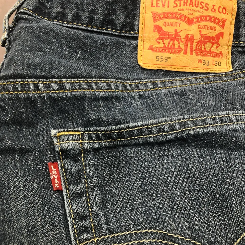 Levi’s jeans som sitter lite lösare runt smalbenen och vadden. . Jeans & Byxor.
