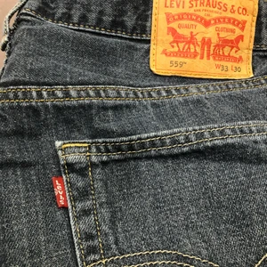 Levi’s 559 W33 L30 - Levi’s jeans som sitter lite lösare runt smalbenen och vadden. 